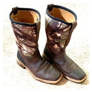 ariat muck boots